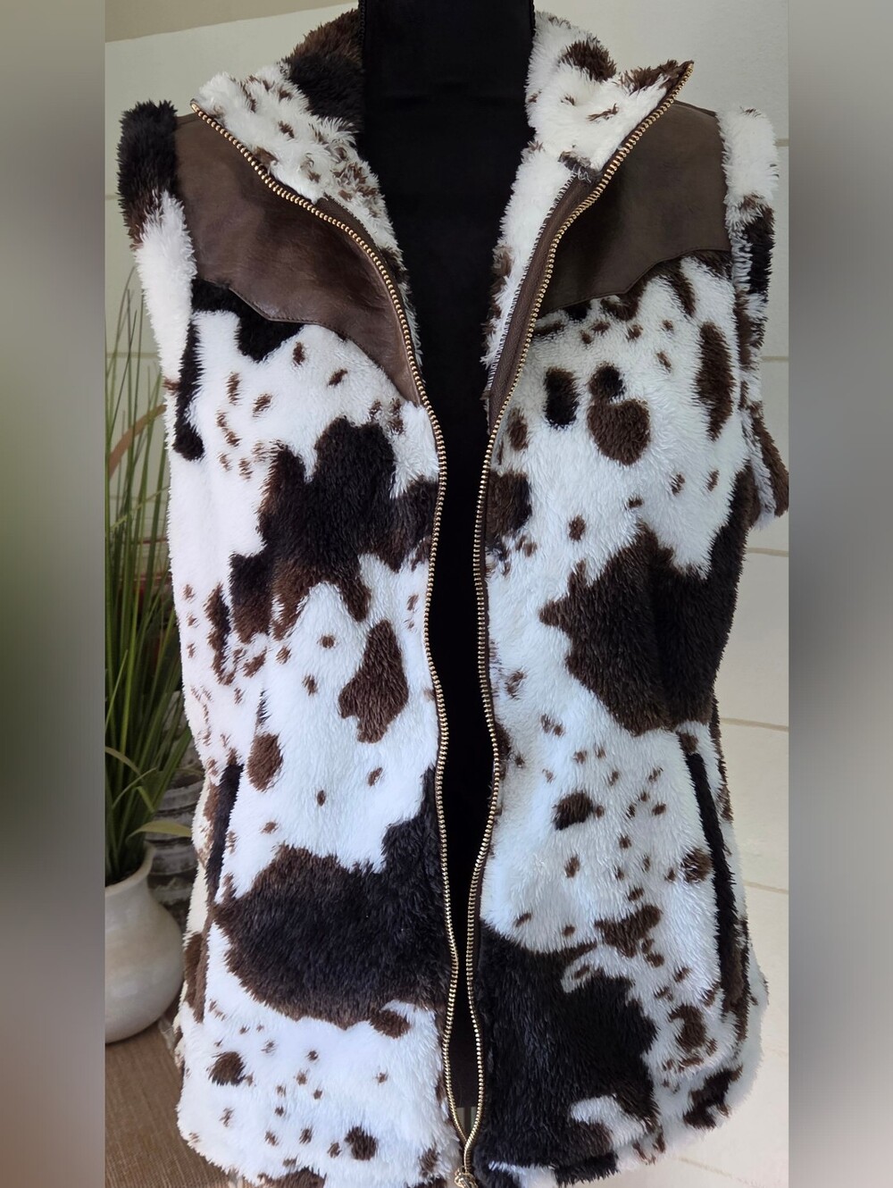 NWT Fluffy Sense Classic Western Animal Cow Print Plush Faux Fur Zip Vest Jacket